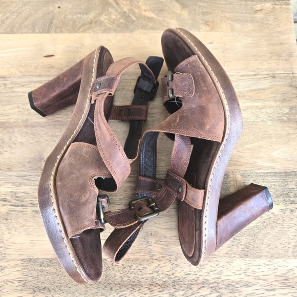 Aquatalia Leather Sandals - Picture 8 of 9